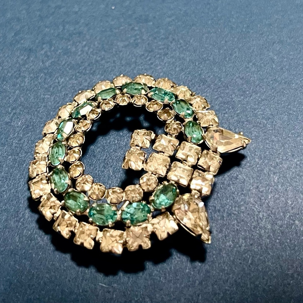 Vintage, Beautiful Garne Jewelry brooch.
